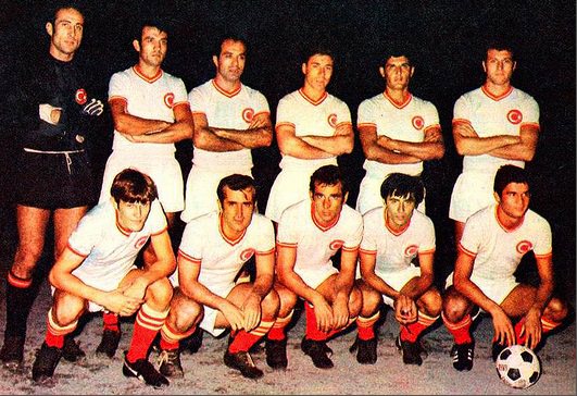 Futbolda ayaktakiler ve oturanlar