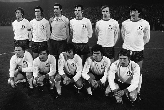 Futbolda ayaktakiler ve oturanlar