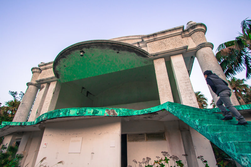 Yıllar önce terk edilmiş bir otel