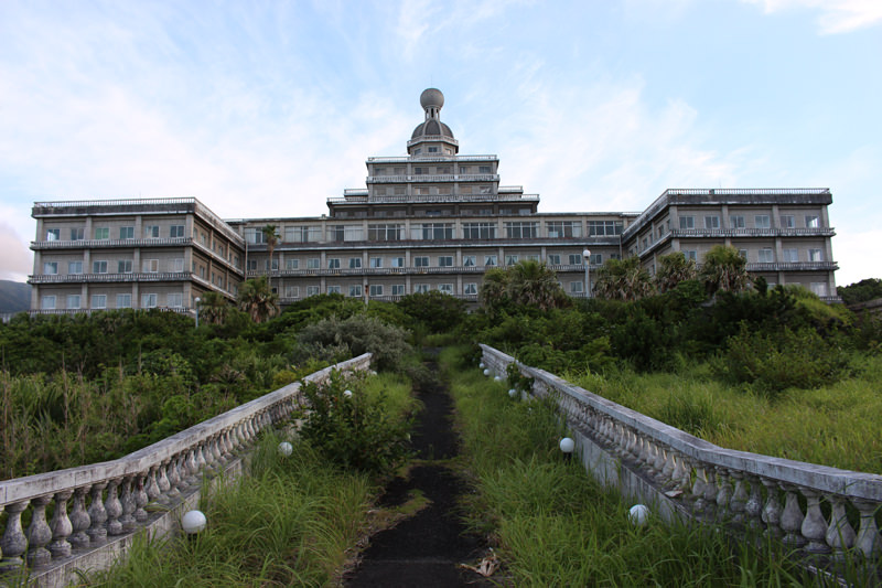 Yıllar önce terk edilmiş bir otel