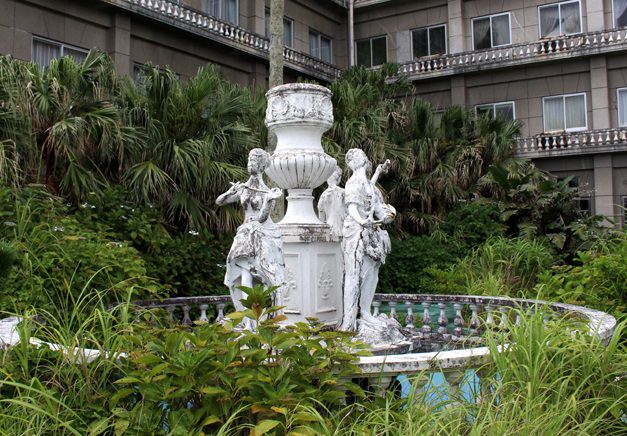 Yıllar önce terk edilmiş bir otel