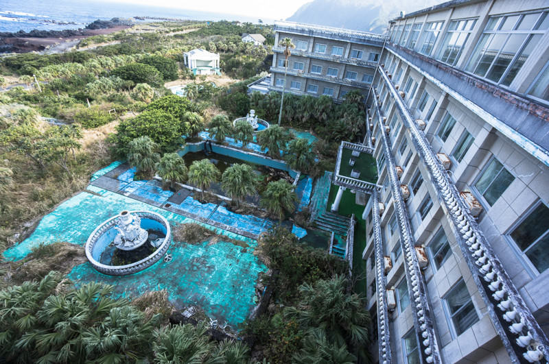 Yıllar önce terk edilmiş bir otel