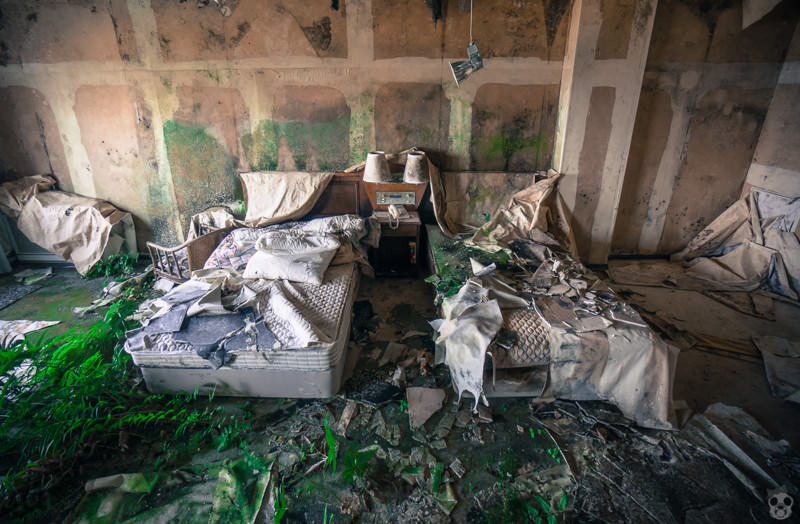 Yıllar önce terk edilmiş bir otel