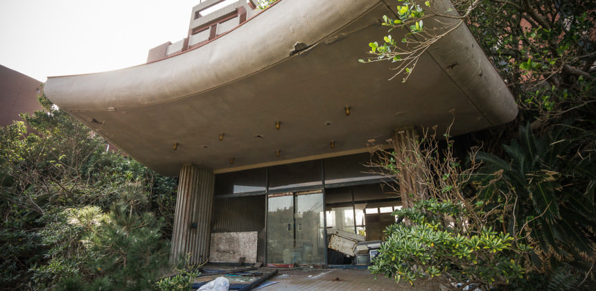 Yıllar önce terk edilmiş bir otel