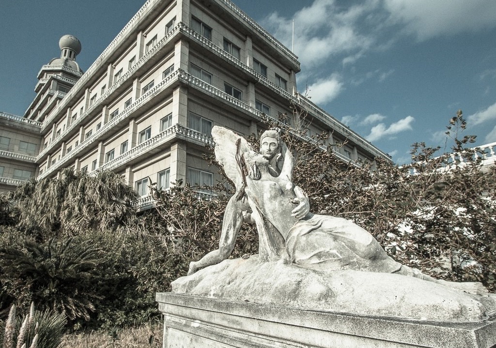 Yıllar önce terk edilmiş bir otel