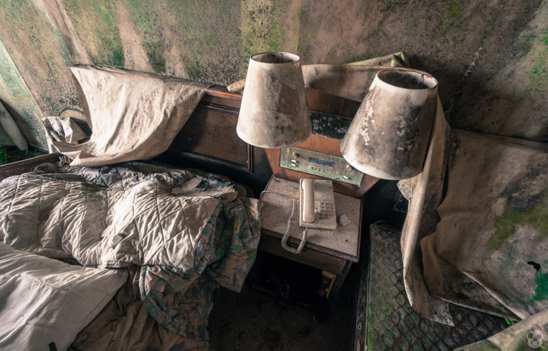 Yıllar önce terk edilmiş bir otel