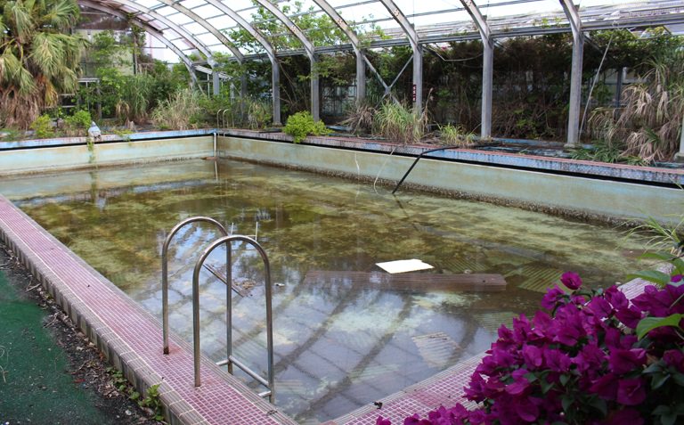 Yıllar önce terk edilmiş bir otel