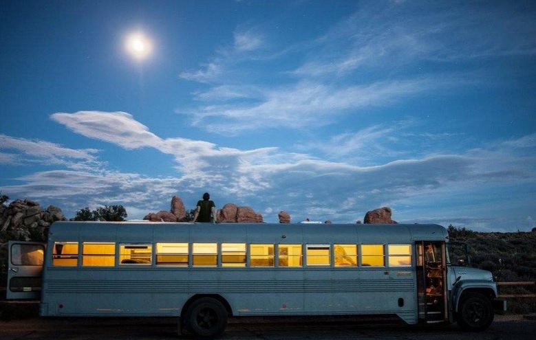 Harika bir eve dönüştürülen okul otobüsü