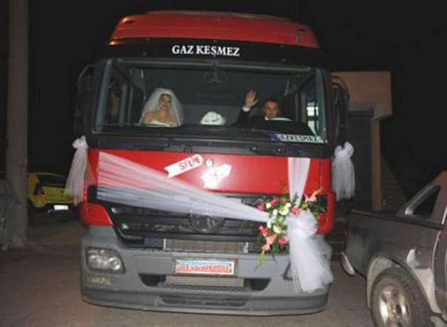 İlginç gelin arabası yazıları