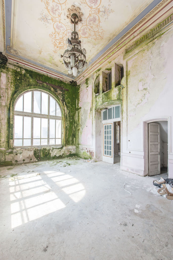 Romanya'nın en muhteşem binası terk edilmiş halde