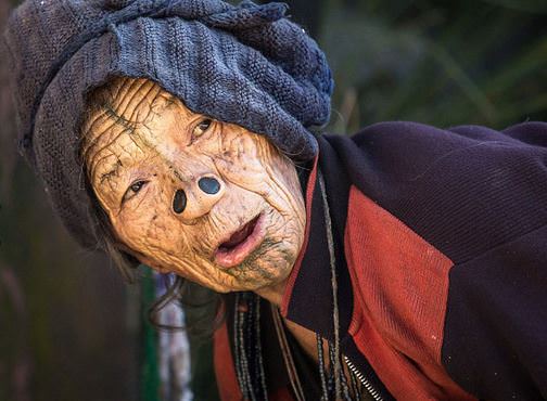 Burunları 4 delikli kadınlar