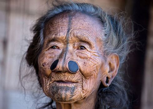 Burunları 4 delikli kadınlar