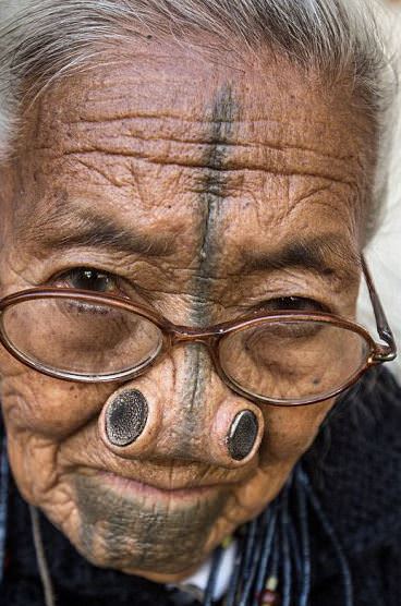 Burunları 4 delikli kadınlar