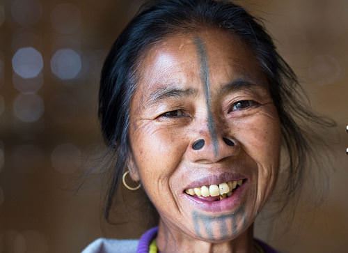 Burunları 4 delikli kadınlar