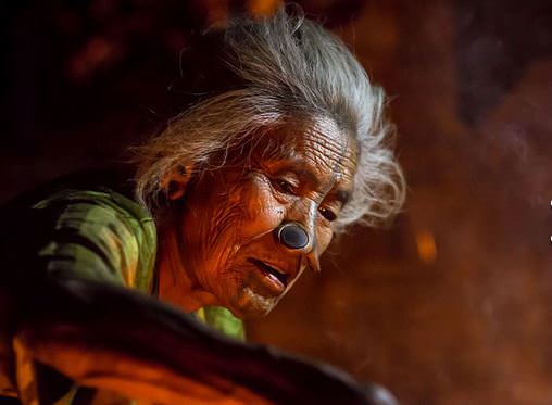 Burunları 4 delikli kadınlar