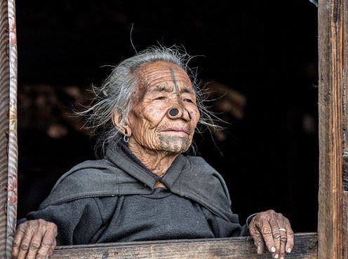 Burunları 4 delikli kadınlar