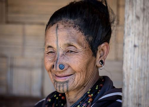 Burunları 4 delikli kadınlar