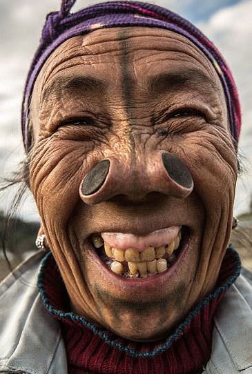 Burunları 4 delikli kadınlar