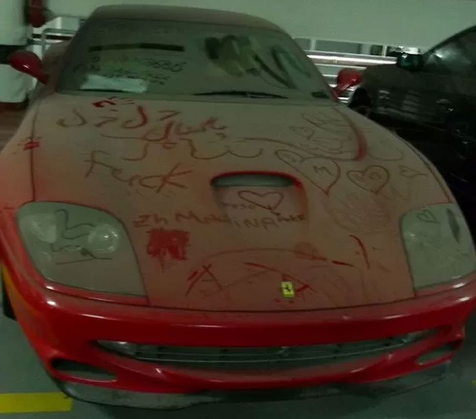 Terk Edilen Lüks Otomobiller