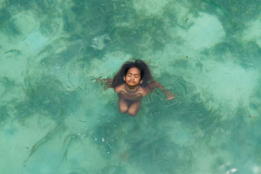 Bu insanlar suda yaşıyor