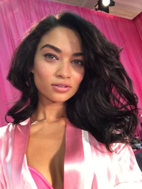Victoria's Secret meleklerinden defile selfie'leri..