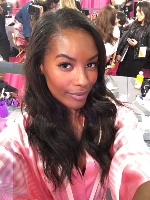 Victoria's Secret meleklerinden defile selfie'leri..