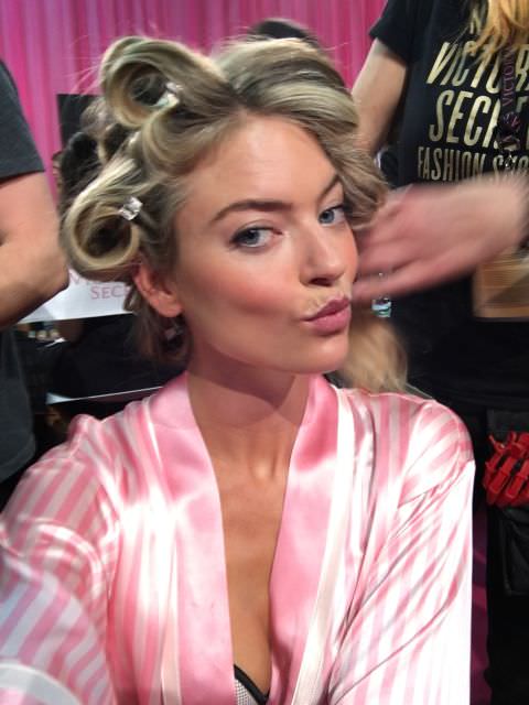 Victoria's Secret meleklerinden defile selfie'leri..