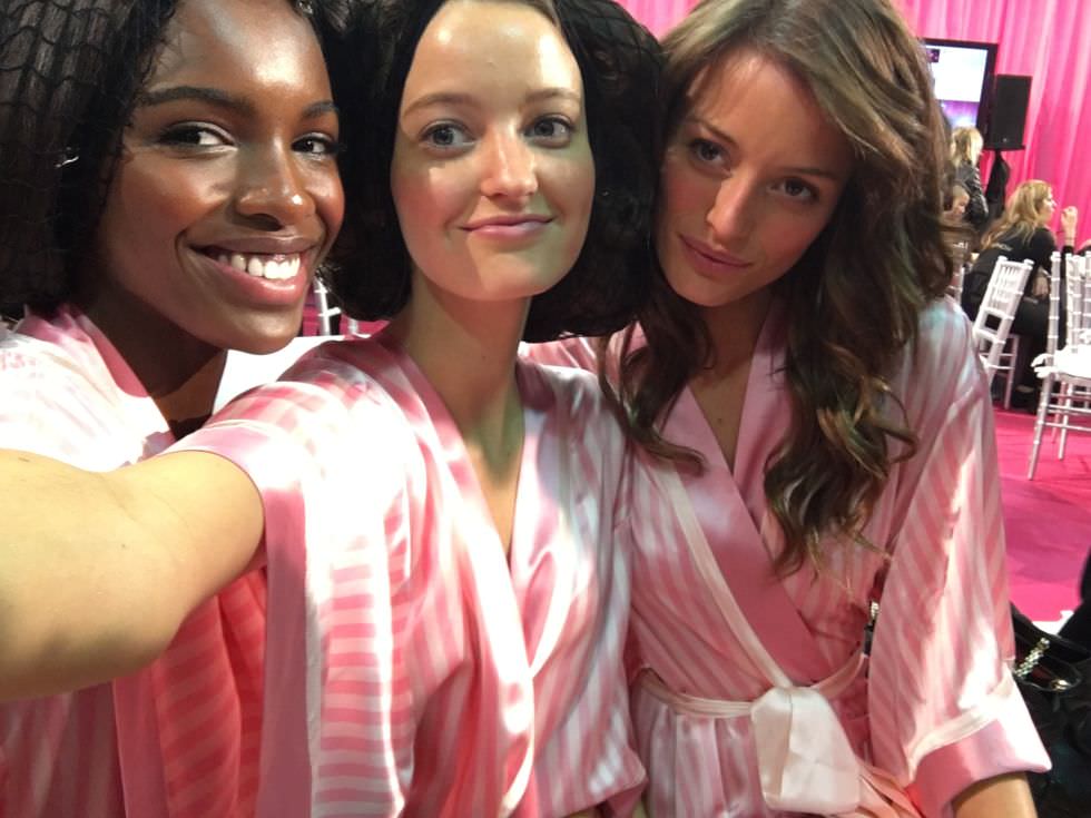 Victoria's Secret meleklerinden defile selfie'leri..
