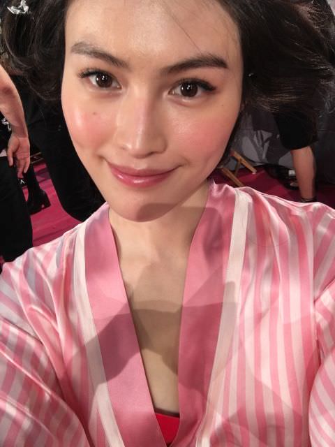 Victoria's Secret meleklerinden defile selfie'leri..