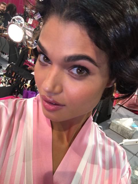 Victoria's Secret meleklerinden defile selfie'leri..