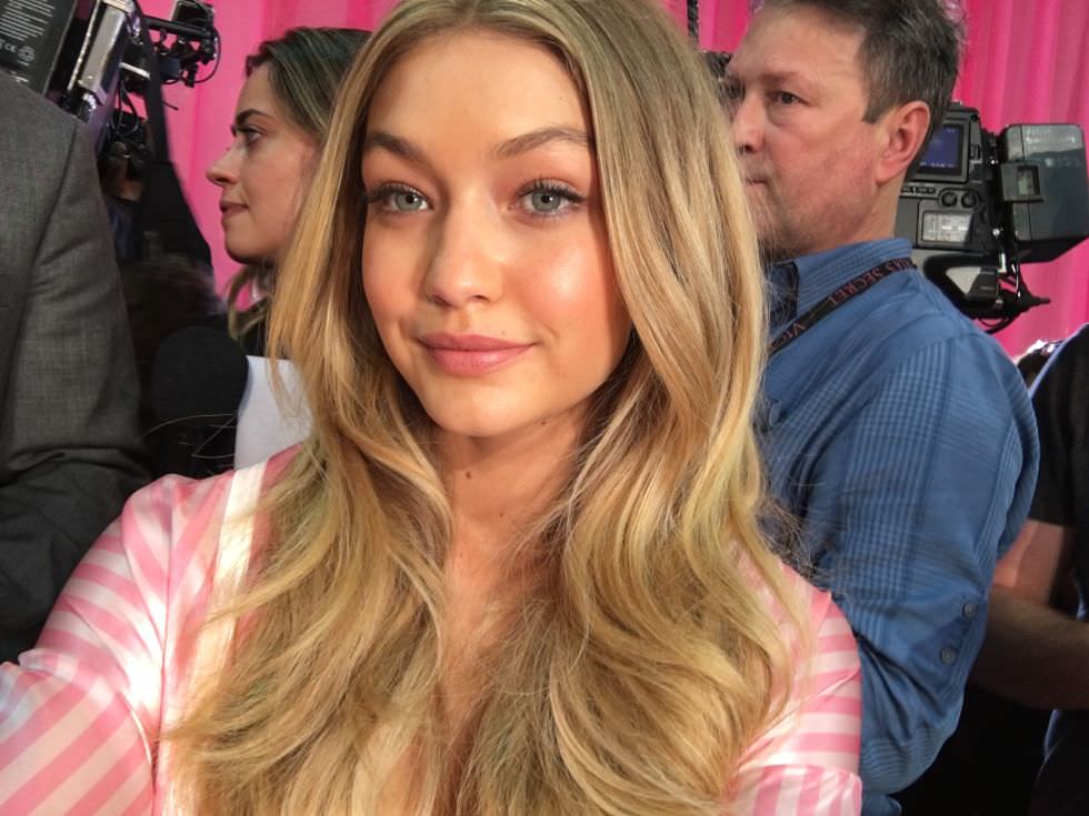 Victoria's Secret meleklerinden defile selfie'leri..