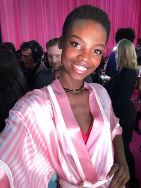 Victoria's Secret meleklerinden defile selfie'leri..