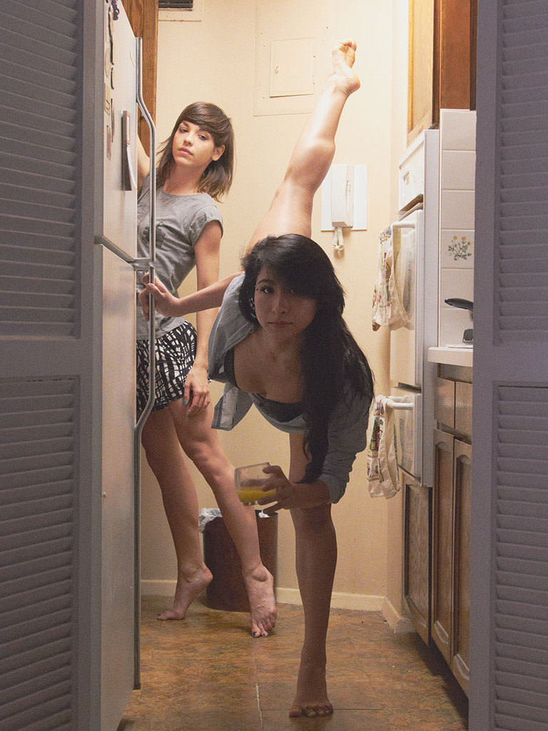 Dansçıları evlerinde fotoğrafladı!