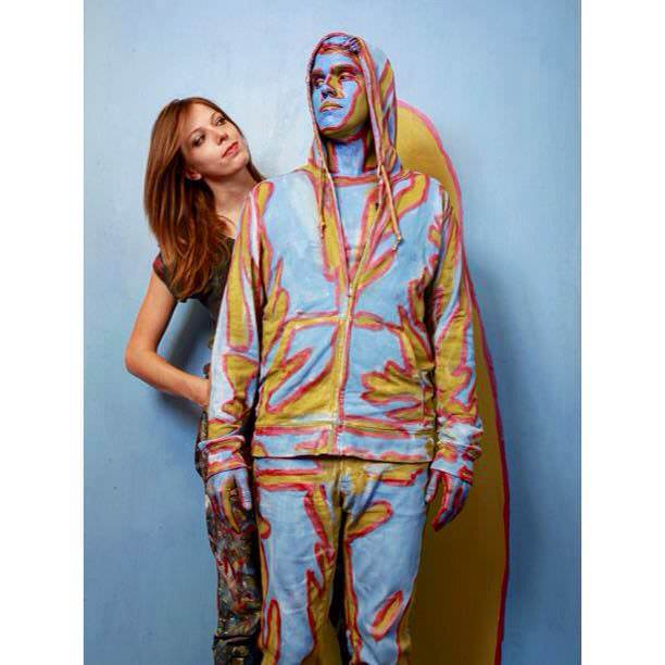 İnsanları boyayan kadın