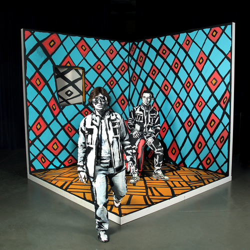 İnsanları boyayan kadın