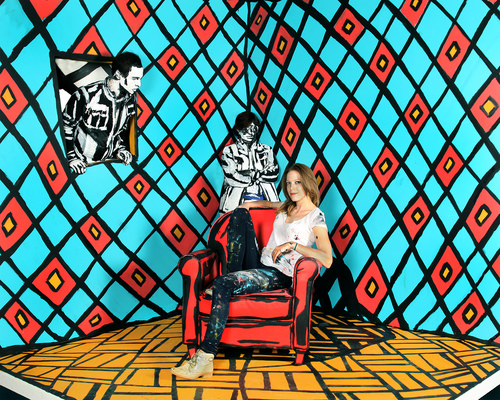 İnsanları boyayan kadın