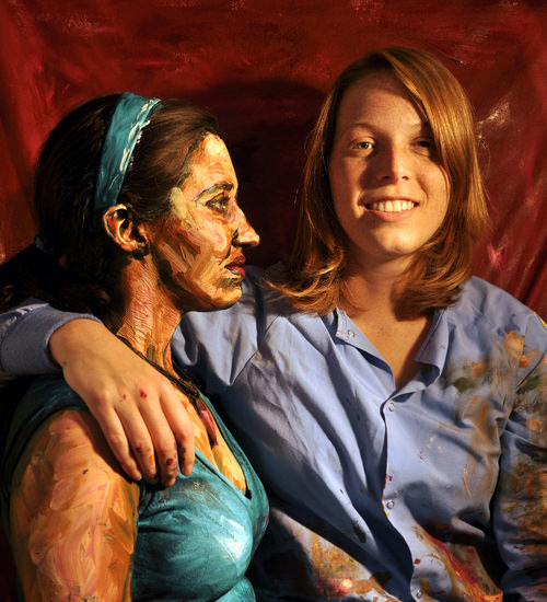 İnsanları boyayan kadın