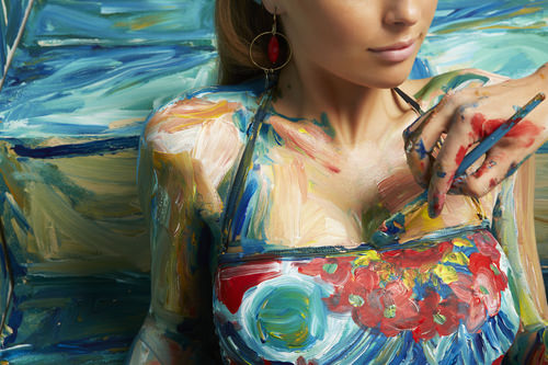 İnsanları boyayan kadın