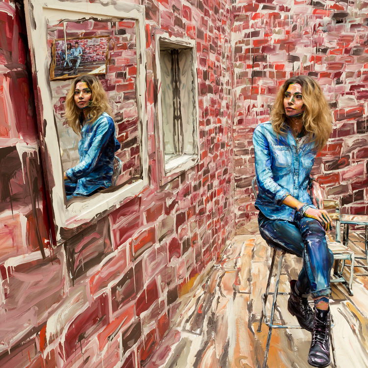 İnsanları boyayan kadın