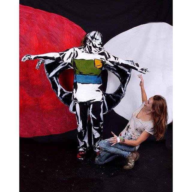 İnsanları boyayan kadın