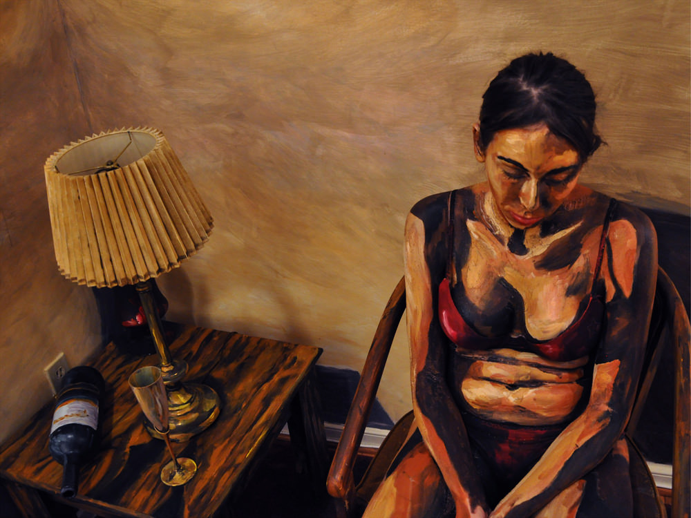 İnsanları boyayan kadın