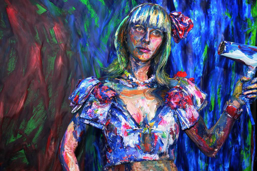 İnsanları boyayan kadın