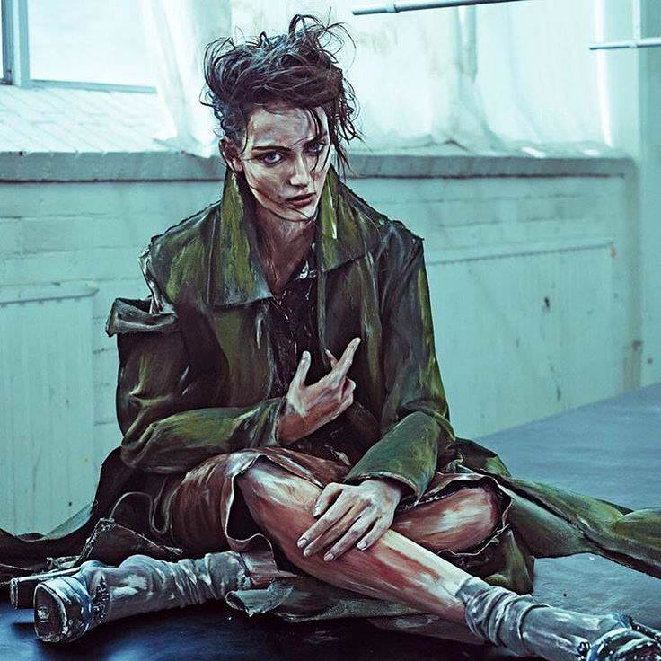 İnsanları boyayan kadın