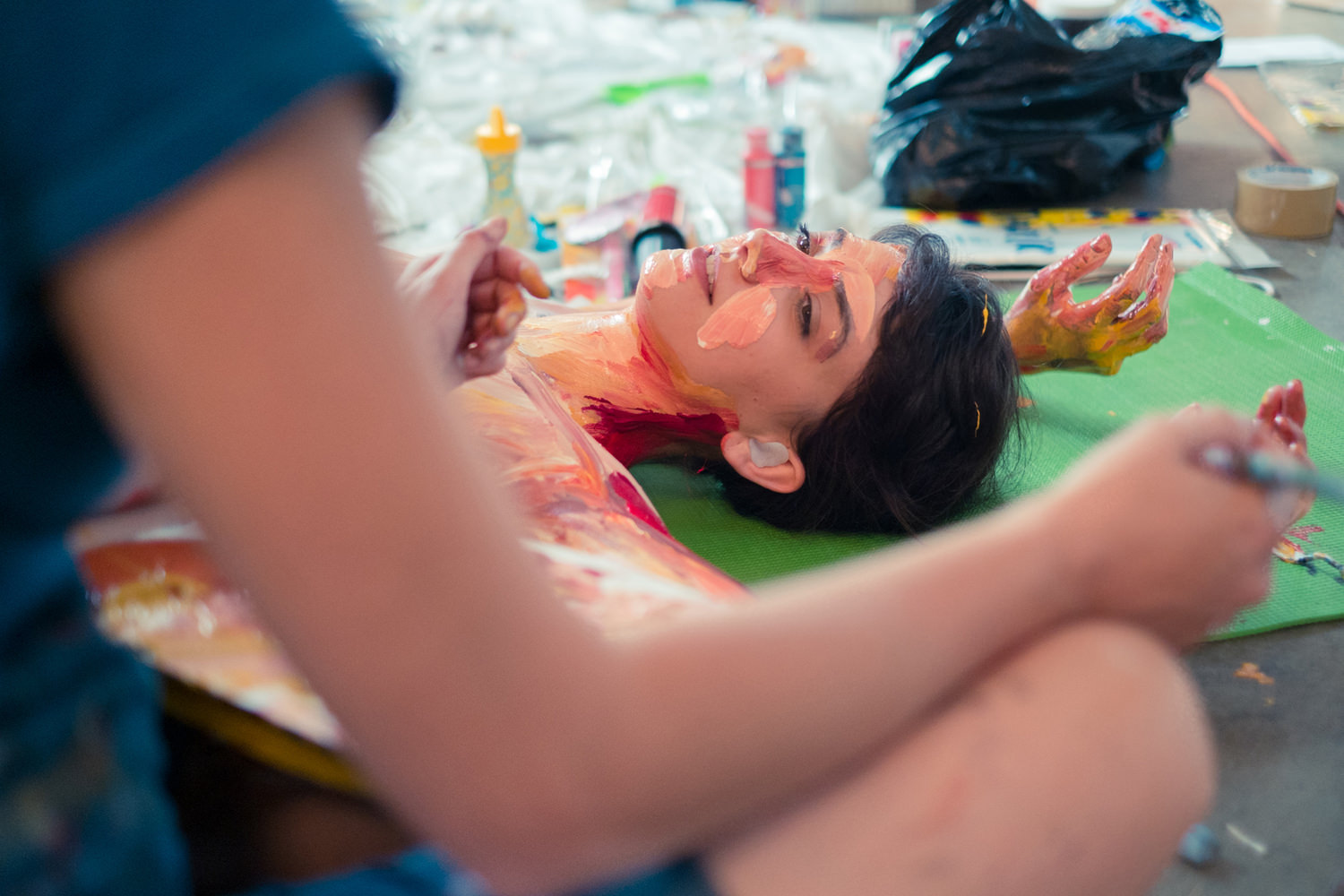 İnsanları boyayan kadın