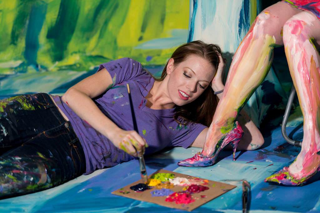 İnsanları boyayan kadın