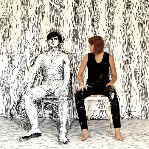 İnsanları boyayan kadın