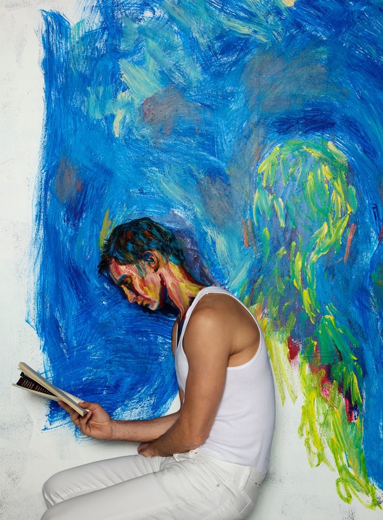 İnsanları boyayan kadın