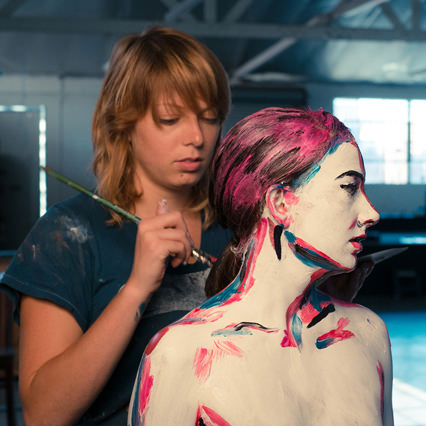 İnsanları boyayan kadın