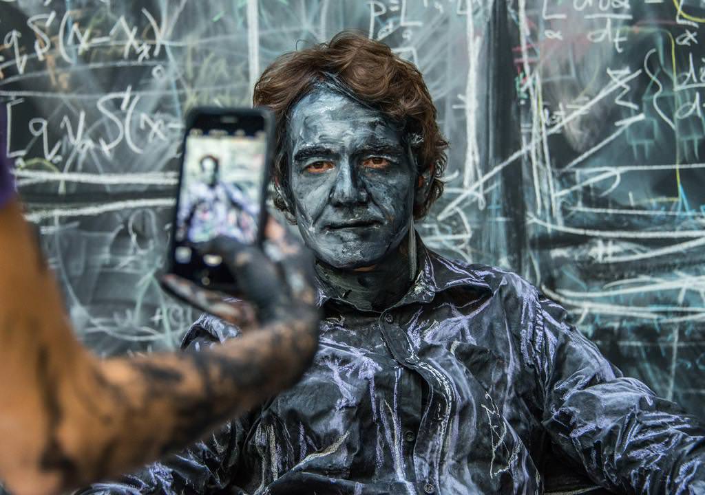 İnsanları boyayan kadın