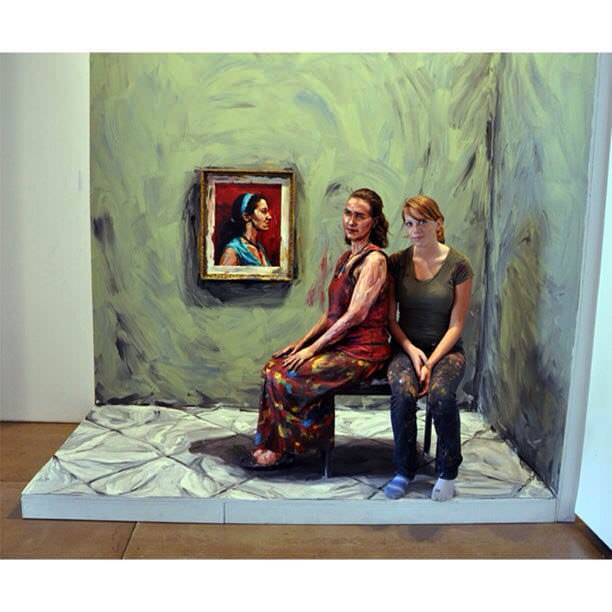 İnsanları boyayan kadın